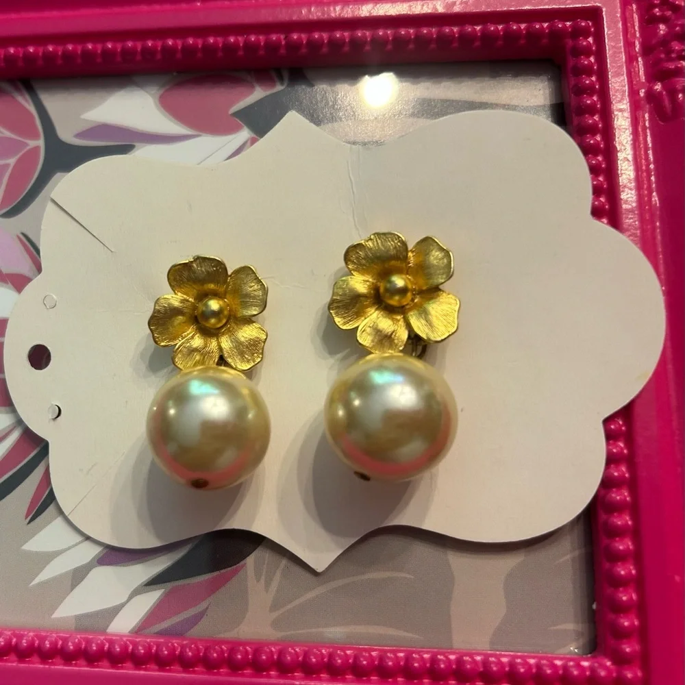 Vintage Gold and Cream Floral Pearl Earrings - Picture 3 of 5